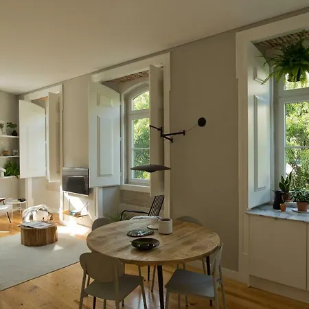 Апартаменты Update Urban Chic Flat In 19th Century Building 2 Bedrooms & 2 Bathrooms & Ac Alfama District